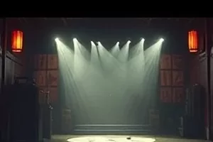 年代剧《雨落青石巷》横版海报，青石板路与旧式门楼