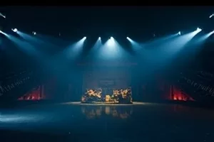 治愈剧《旧钟楼回响》横版海报，钟楼指针与暖黄窗格